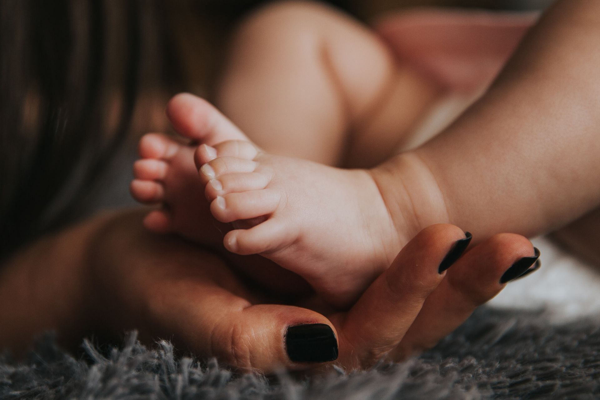 Dépression post-partum : un rendez-vous ne suffira pas (ENQUÊTE)